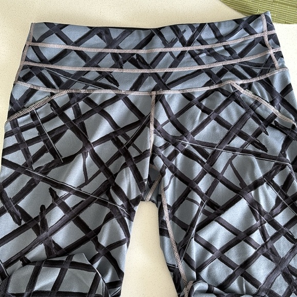 Athleta Crop Printed Athletic Leggings Size Small - Picture 4 of 12